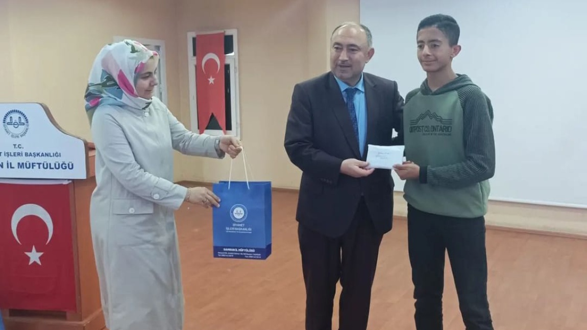 Hadis-i Şerif Ezberleme yarışmasında Samsun 1.si olan öğrencimiz Ahmed El Sayed RAMADAN, ödülünü İl Müftümüz Seyfullah ÇAKIR'dan aldı. 
