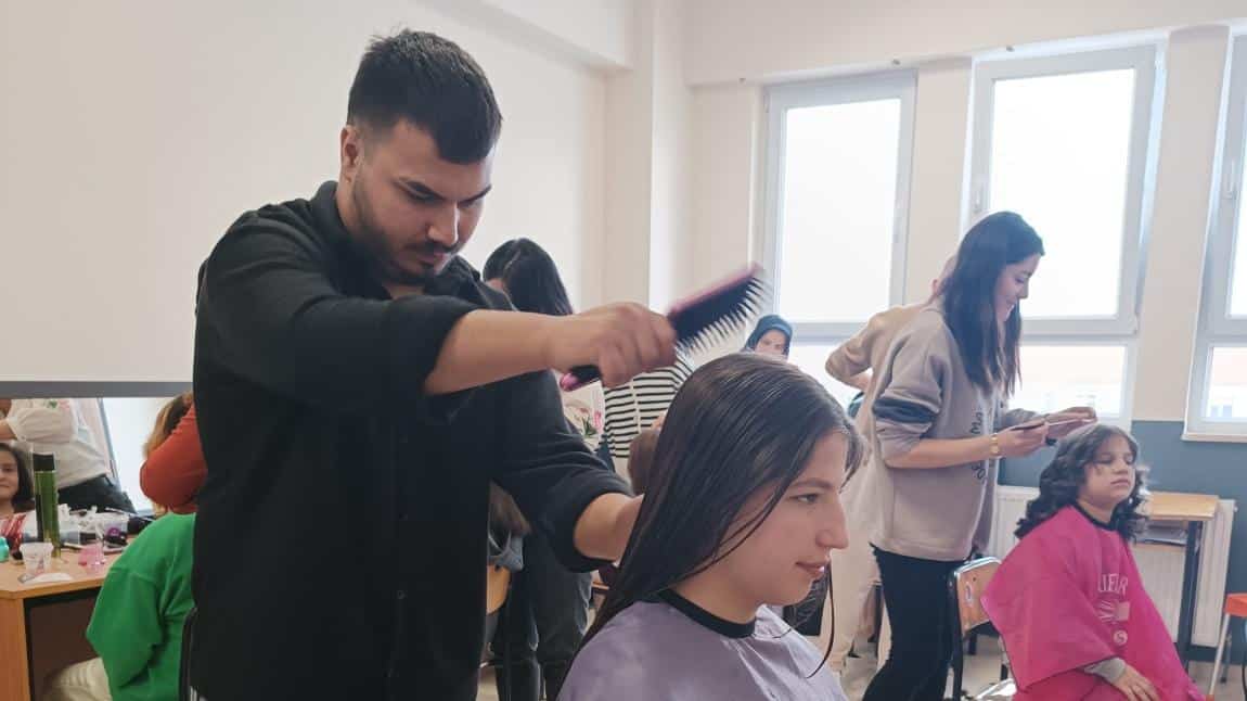 Mesleki Eğitim Merkezi Öğrencilerinden Saç Kesim ve Bakımı